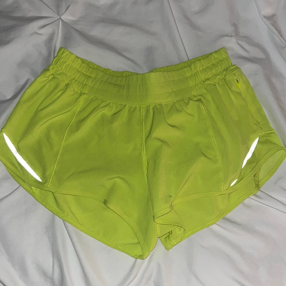 lululemon hotty hot 2.5” shorts